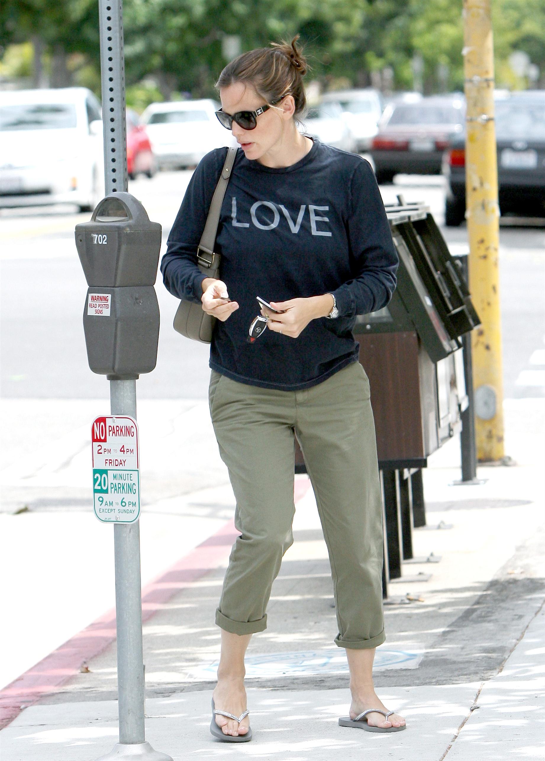 Jennifer Garner wearing a long sleeve t-shirt | Picture 65686